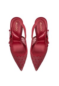 Tacos de satén rojo con tiras en el talón, puntera puntiaguda, patrón de puntos, detalle de lazo en el lateral y un forro interior suave. Nombre de la marca "ALDO" visible.