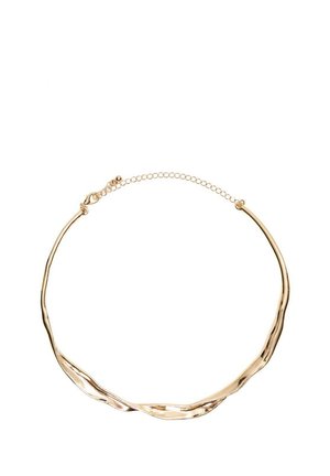 Goldfarbene Metall-Choker-Halskette mit welligem, strukturiertem Design und verstellbarem Kettenverschluss.