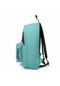 Teal tygryggsäck med svarta remmar. Har en sidoficka och justerbar dragsko upptill. Slät textur, rektangulär form.