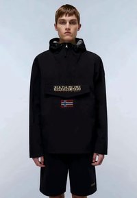 Juodas vandeniui atsparus paltas su kapišonu, turintis išsiskiriantį logotipo pleistrą ir Norvegijos vėliavos akcentą. Lygus tekstūra ir laisvas kirpimas.