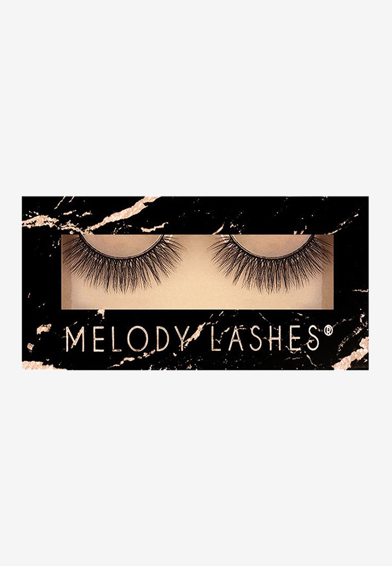 Nepwimpers in een doorzichtige compartiment van een zwart en goud gemarmerde doos, gelabeld "MELODY LASHES." Wimpers zijn lang en luchtig.