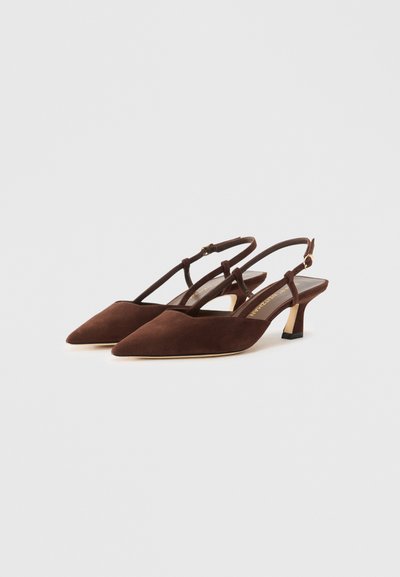 Talons slingback en daim marron avec des bouts pointus et un petit talon. Dotés d'une fine sangle autour de la cheville et d'une texture intérieure lisse.