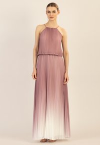 Robe maxi plissée dans des nuances dégradées de mauve, passant au blanc. Elle présente un décolleté halter et une taille décontractée pour une fluidité.