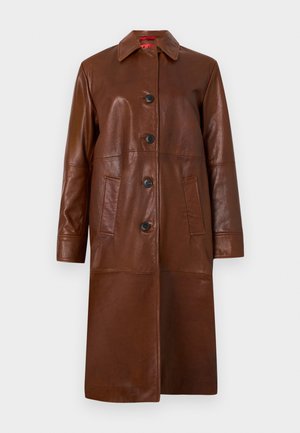 Hnědý kožený kabát s límcem, zapínáním na knoflíky vpředu, dvěma bočními kapsami a střední délkou. Hladká textura, minimální zdobení.