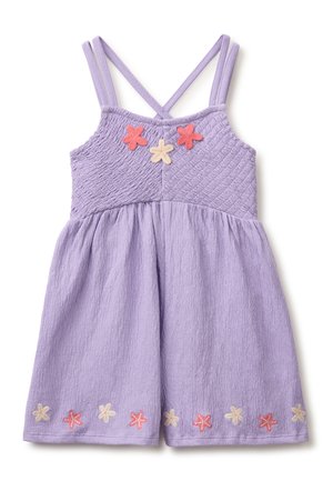 Vestido lila para niño pequeño con tirantes cruzados, corpiño con textura y bordado floral rosa y blanco en el pecho y el dobladillo.