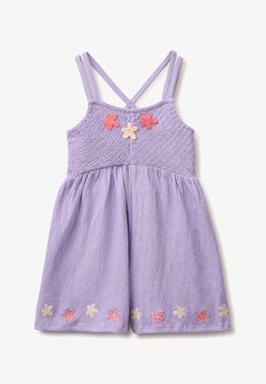 Vestido lila para niño pequeño con tirantes cruzados, corpiño con textura y bordado floral rosa y blanco en el pecho y el dobladillo.