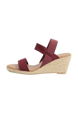 Sandaal met sleehak, geweven beige hak en bordeaux stoffen bandjes, met open teen en elastische enkelband voor ondersteuning.