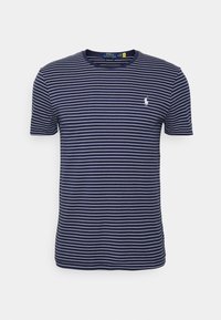Náměsí modré tričko s krátkým rukávem s bílými horizontálními pruhy a malým logem na levé hrudi. Kulatý výstřih, bavlněný materiál.