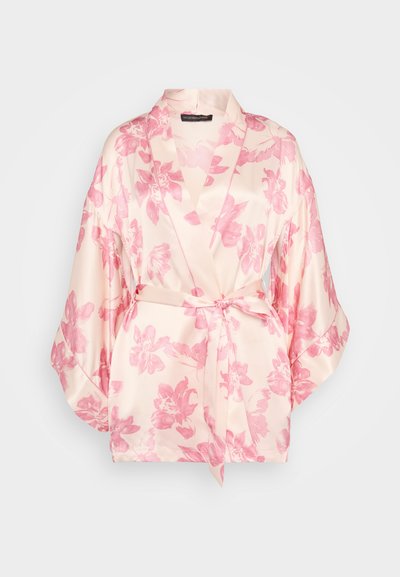 Šviesiai rožinės satino kimono stiliaus striukė su plačiomis rankovėmis ir diržu, papuošta tamsesnių rožinių gėlių raštais.