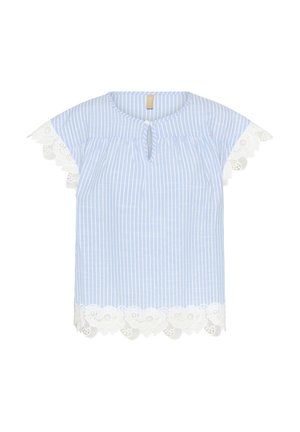 Lyseblå bluse med hvide lodrette striber, korte ærmer og kant med blonder, nøglehuludskæring med enkelt knap.