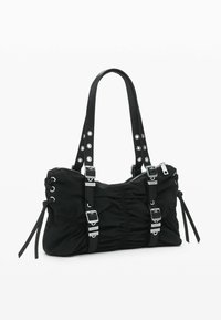 Sac à main en tissu noir à texture froncée, avec des accents en métal argenté et des sangles décoratives. Dispose de deux bretelles solides et d'une fermeture éclair.