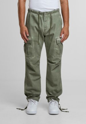 Olivenfargede cargo-bukser med elastisk midje, snor i livet og to frontlommer; kombiner med hvite joggesko. Glatt stofftekstur.
