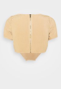 Beige žebrovaný krátký rukáv bodysuit s předním zipem a kulatým výstřihem, vystavený na bílém pozadí.
