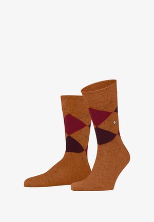 Calzini marroni con un motivo argyle in bordeaux e beige. Realizzati in un maglione testurizzato, con un bordo a coste e un discreto dettaglio del logo.