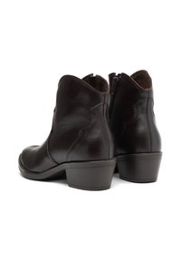 Botas de cuero marrón hasta el tobillo con un diseño curvado, tacón bajo tipo bloque y cremallera lateral. Textura suave con detalles de costura sutiles.