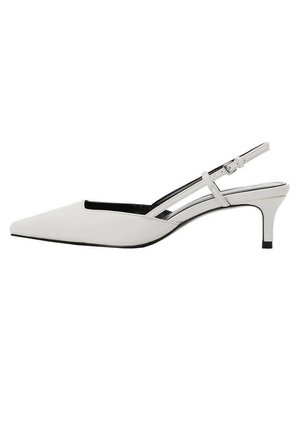 Hvid spids tå slingback sko med lav kitten hæl og justerbar rem med lukning.