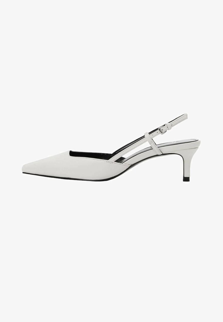 Chaussure blanche à bout pointu avec bride arrière, petit talon kitten et bride réglable avec boucle.