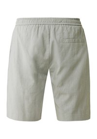 Ljusgrå linnebyxor med elastisk midja, bakficka och en lätt textur. Enkel design utan synliga mönster.