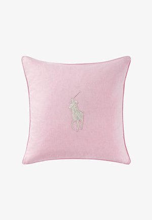 Cojín cuadrado de tono rosa suave con un jinete de polo bordado en plata centrado en el frente, con bordes ribeteados.