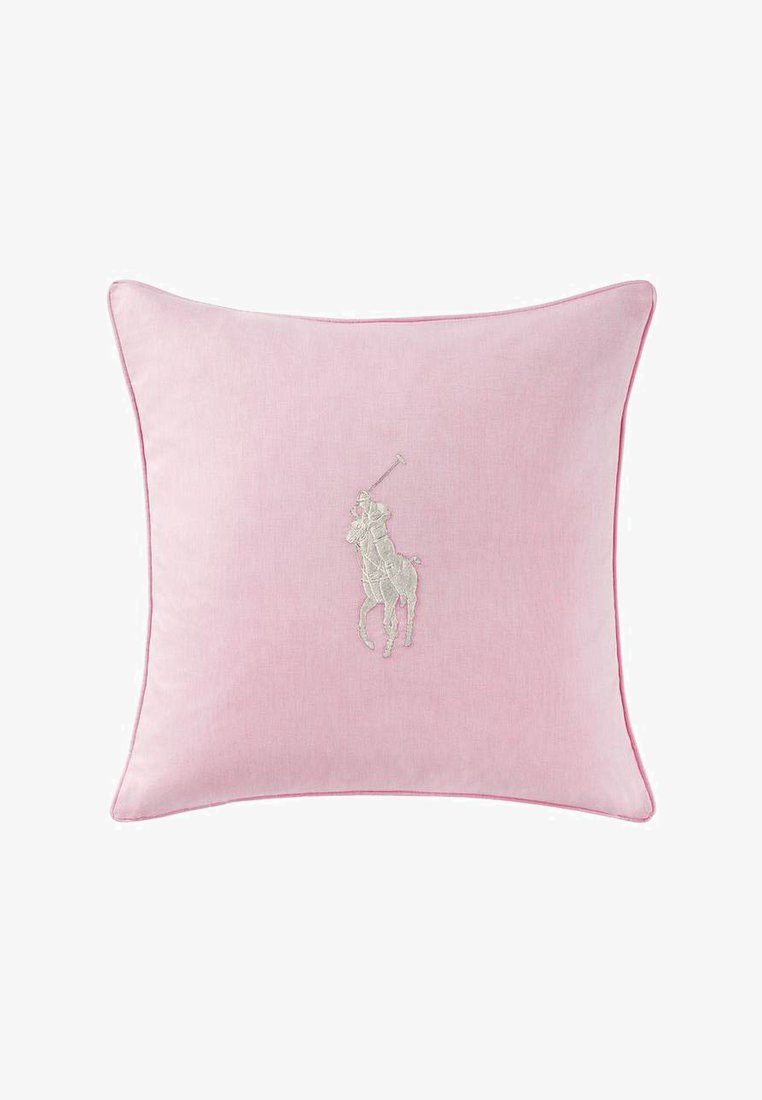 Απαλό ροζ τετράγωνο μαξιλάρι με ασημένια κεντημένη φιγούρα παίκτη πόλο στο κέντρο του μπροστινού μέρους, με ραμμένες άκρες.