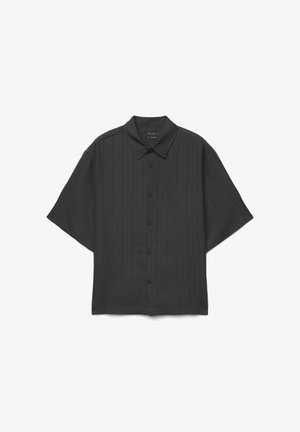Schwarzes kurzärmeliges Hemd mit Knöpfen, spitzem Kragen und dezentem vertikal gestreiftem Muster, flach auf einem weißen Hintergrund liegend.