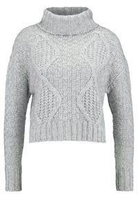 Grauer gestrickter Pullover mit hohem Rollkragen, der ein strukturiertes Muster und einen gerippten Saum aufweist, lange Ärmel und ein kurzes Design hat.