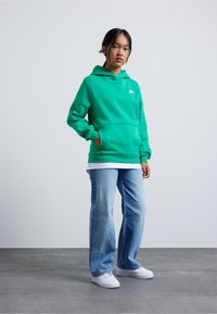 Nike Sportswear CLUB UNISEX - Bluză de molton - stadium green/white