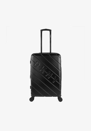Maleta rígida negra con líneas diagonales texturizadas, logo "DKNY" en relieve, asa retráctil y cuatro ruedas giratorias para mayor movilidad.