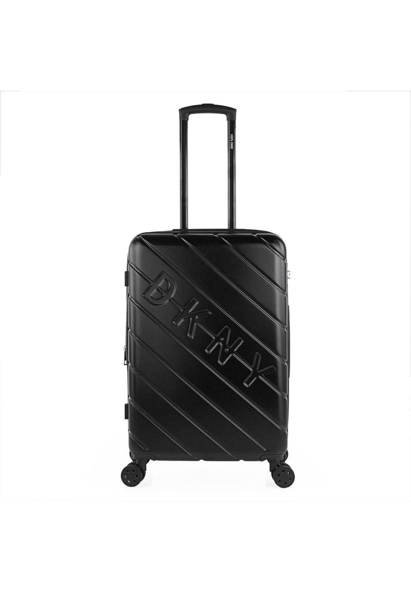 Maleta rígida negra con líneas diagonales texturizadas, logo "DKNY" en relieve, asa retráctil y cuatro ruedas giratorias para mayor movilidad.