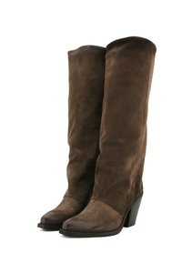 Stivali al ginocchio in suede marrone con design affusolato, punta leggermente appuntita e tacco a blocco. Texture liscia senza motivi o accenti visibili.