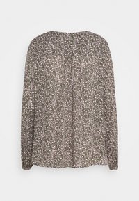 Blouse à manches longues à motif floral, présentant un fond vert olive avec des motifs de feuilles roses, coupe droite et texture de tissu douce.