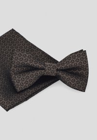 Czarny zestaw muszki i chusteczki do kieszeni z geometrycznym wzorem w odcieniu brązu. Muszka jest plisowana, a chusteczka jest p�łaska, dobra z wzorem.