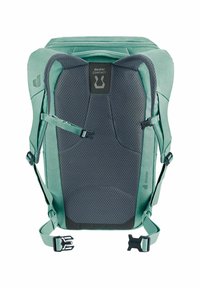 Zaino verde menta con pannello posteriore grigio imbottito, spallacci e cintura regolabili, e imbottitura in rete traspirante etichettato "deuter CONTACT."