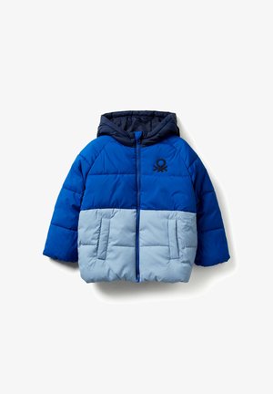 Modrá a světle šedá dětská zimní bunda s kapucí, předním zipem, bočními kapsami a černým logem na hrudi na bílém pozadí.