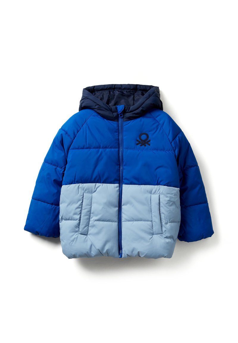 Niebieska i jasnoszara pikowana zimowa kurtka dziecięca z kapturem, przednim zamkiem błyskawicznym, bocznymi kieszeniami i czarnym logo na piersi na białym tle.