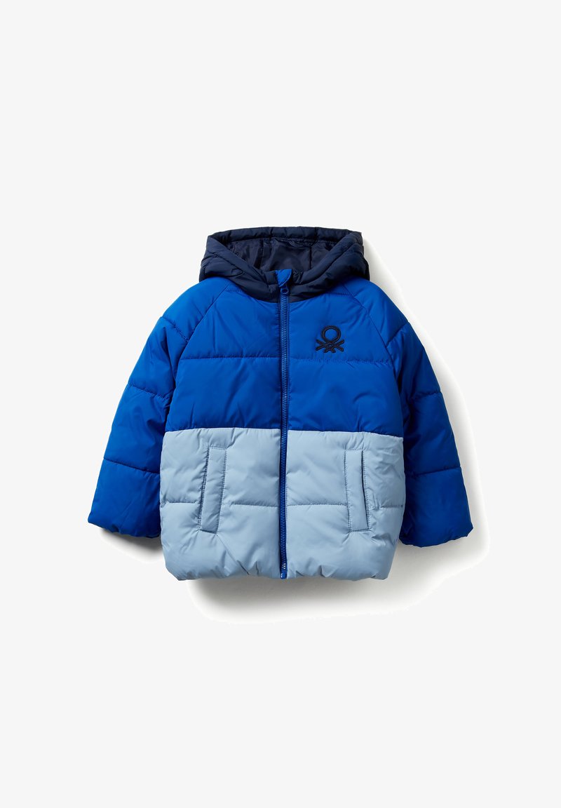 Niebieska i jasnoszara pikowana zimowa kurtka dziecięca z kapturem, przednim zamkiem błyskawicznym, bocznymi kieszeniami i czarnym logo na piersi na białym tle.