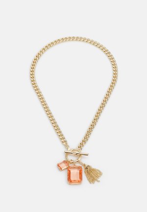 Guldhalskæde med vippe-lås, der har to orange ædelstensvedhæng og en lille guldfrynse.