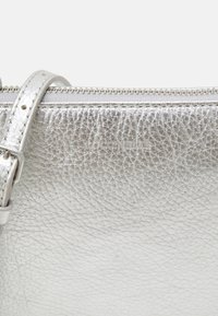Coccinelle BEST CROSSBODY - Borsa a tracolla - silver coloured