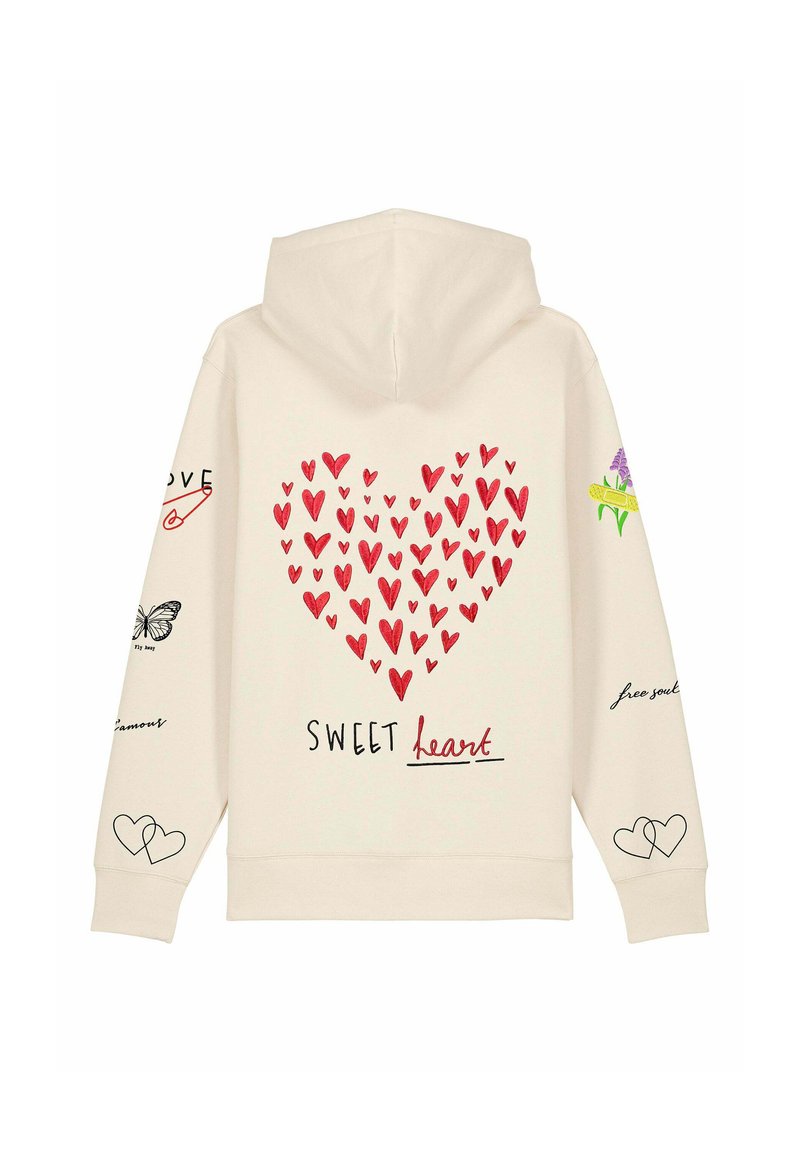 Haut à capuche beige avec un grand motif de cœur rouge, le texte "SWEET heart", et diverses illustrations sur les manches, y compris un papillon et des fleurs.