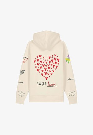 Kremo spalvos džemperis su dideliu raudonu širdies dizainu, užrašu „SWEET heart“ ir įvairiais mažais grafikos elementais ant rankovių, įskaitant gėles ir drugelius.