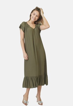 Rochie midi verde măsliniu cu mâneci scurte, decolteu în V și accente pliate. Terminată cu un tiv ondulat și fabricată dintr-un material ușor.