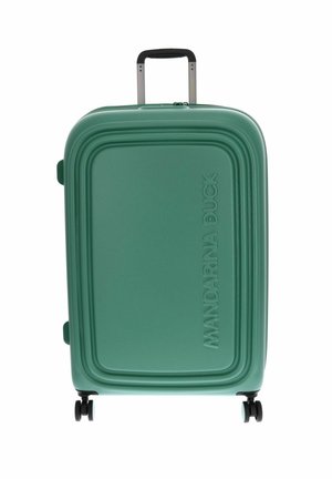 Valise rigide verte avec quatre roues et une poignée télescopique, embossée du nom de la marque Mandarina Duck à l'avant.