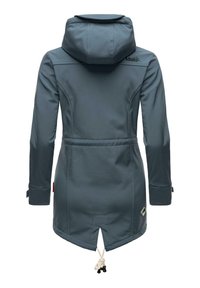 Lång, hoodad jacka i mörkblått softshellmaterial. Utrustad med justerbar dragsko i midjan och nederkant, med en logotyp på baksidan.