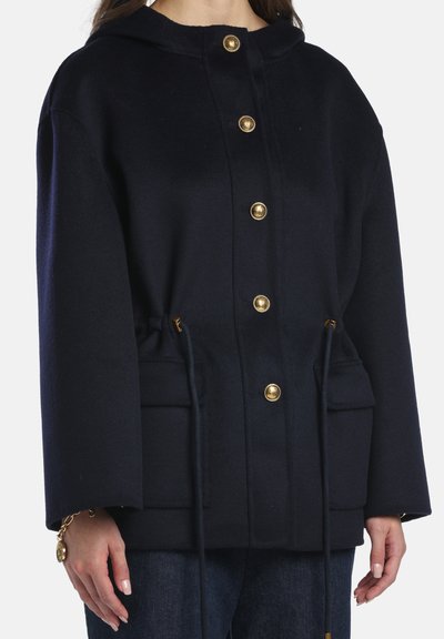 Cappotto con cappuccio blu navy realizzato in misto lana, con bottoni dorati, due tasche frontali e coulisse in vita per una vestibilità regolabile.