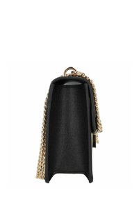 Borsa nera texture con una forma strutturata, caratterizzata da una tracolla in catena dorata e accessori in metallo. La finitura liscia e i bordi angolari creano un contrasto.