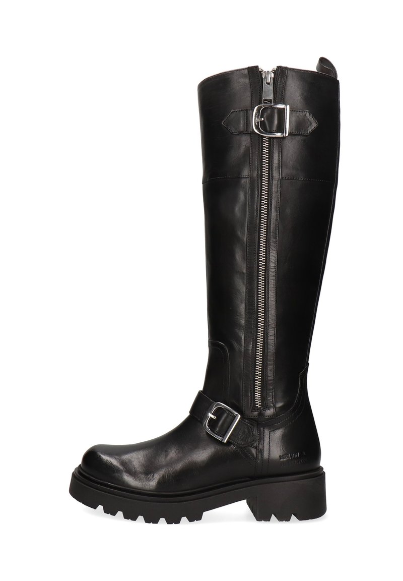 Botte noire en cuir montant avec fermeture éclair sur le côté, accent de boucle et semelle épaisse. Dotée d'une finition lisse et d'une construction robuste.