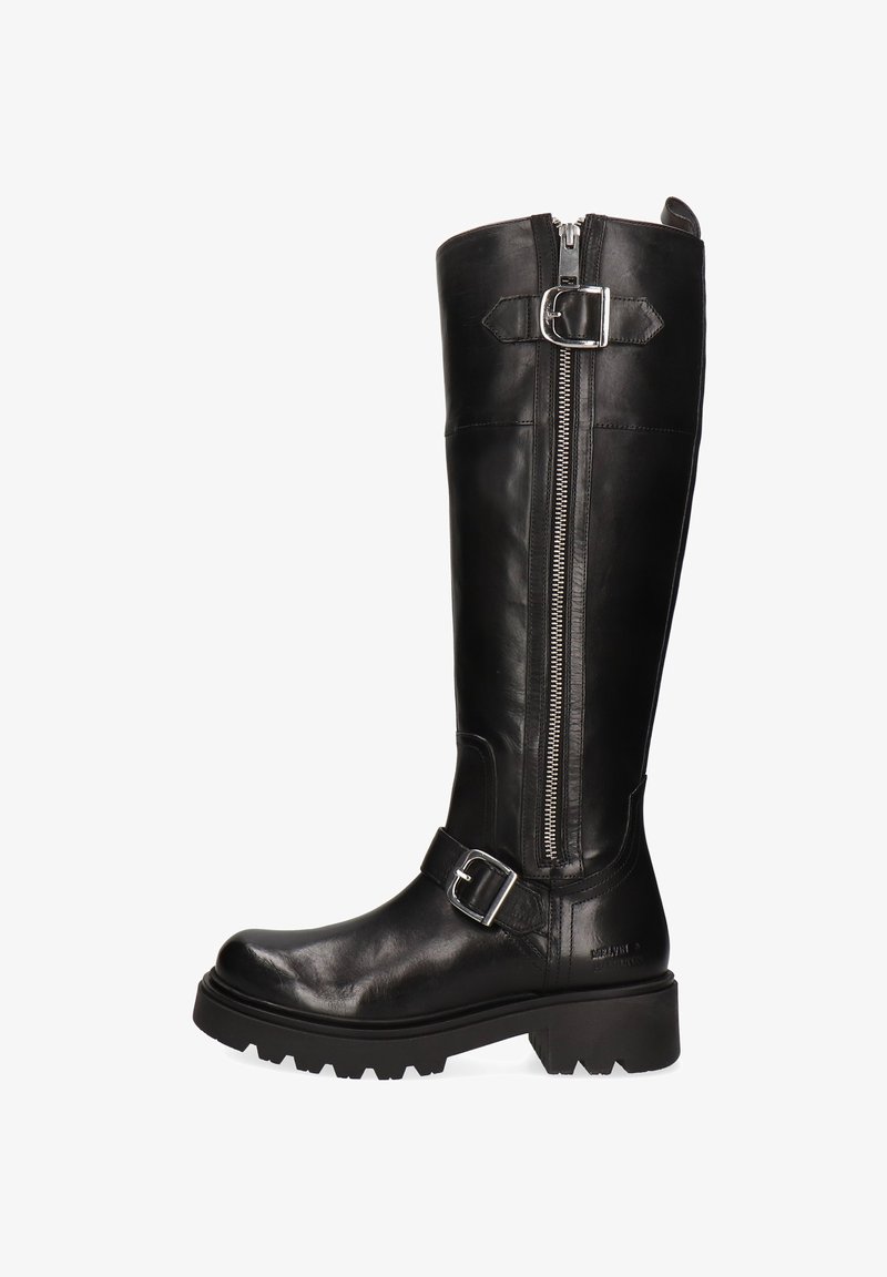 Botte noire en cuir montant avec fermeture éclair sur le côté, accent de boucle et semelle épaisse. Dotée d'une finition lisse et d'une construction robuste.