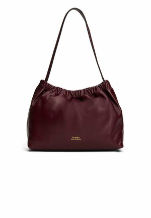Borsa in pelle bordeaux con parte superiore arricciata e tracolla singola. Presenta un logo dorato nella parte inferiore, una texture liscia e un design minimalista.