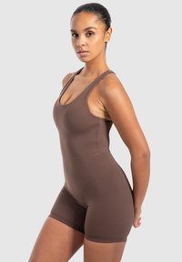 Brun ärmlös bodysuit med kroppsnära design, gjord av mjuk, stretchig tyg, med rundad halsringning och korta ben.
