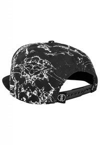 Crna i bijela snapback kapa s mramornim uzorkom, ravnim vizirom, od tekstilnog materijala, s podesivim plastičnim zatvaranjem na stražnjoj strani.